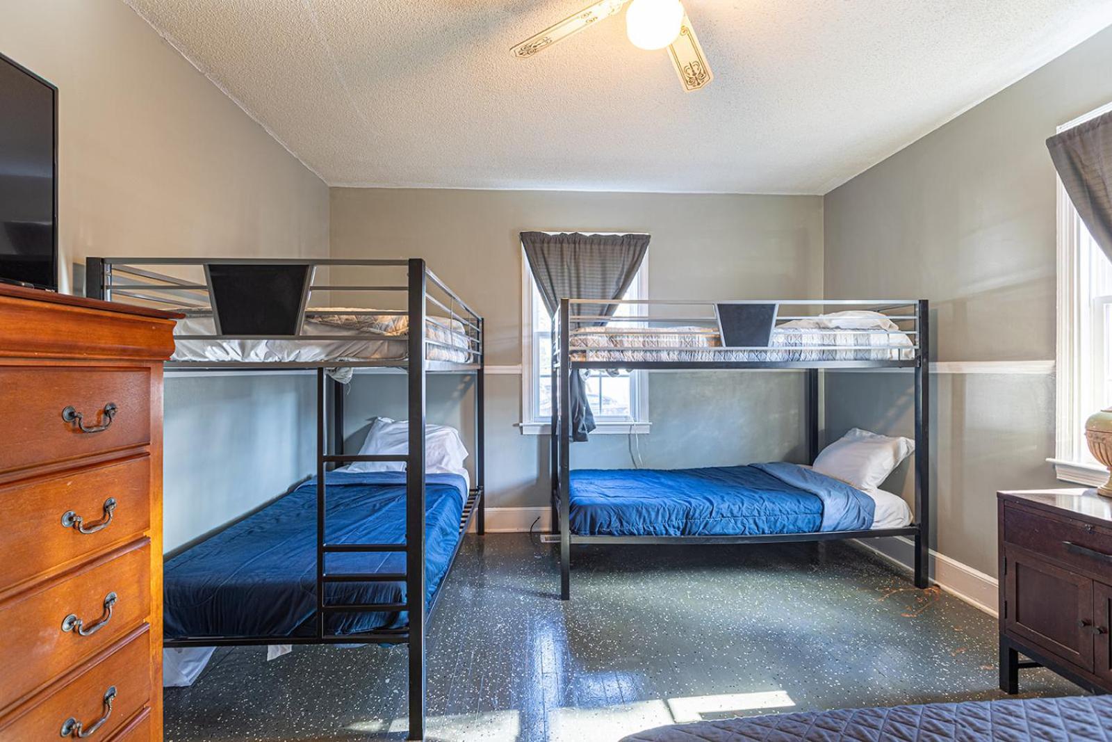 Holiday home Beachy Central, Near Beach, 2 King Beds, Crib, Huge Private Yard, Patio, Porch, Bbq, & Firepit *