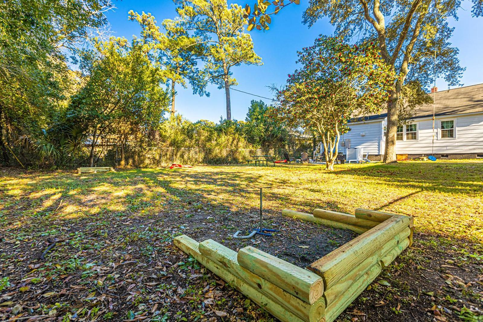 Beachy Central, Near Beach, 2 King Beds, Crib, Huge Private Yard, Patio, Porch, Bbq, & Firepit *
