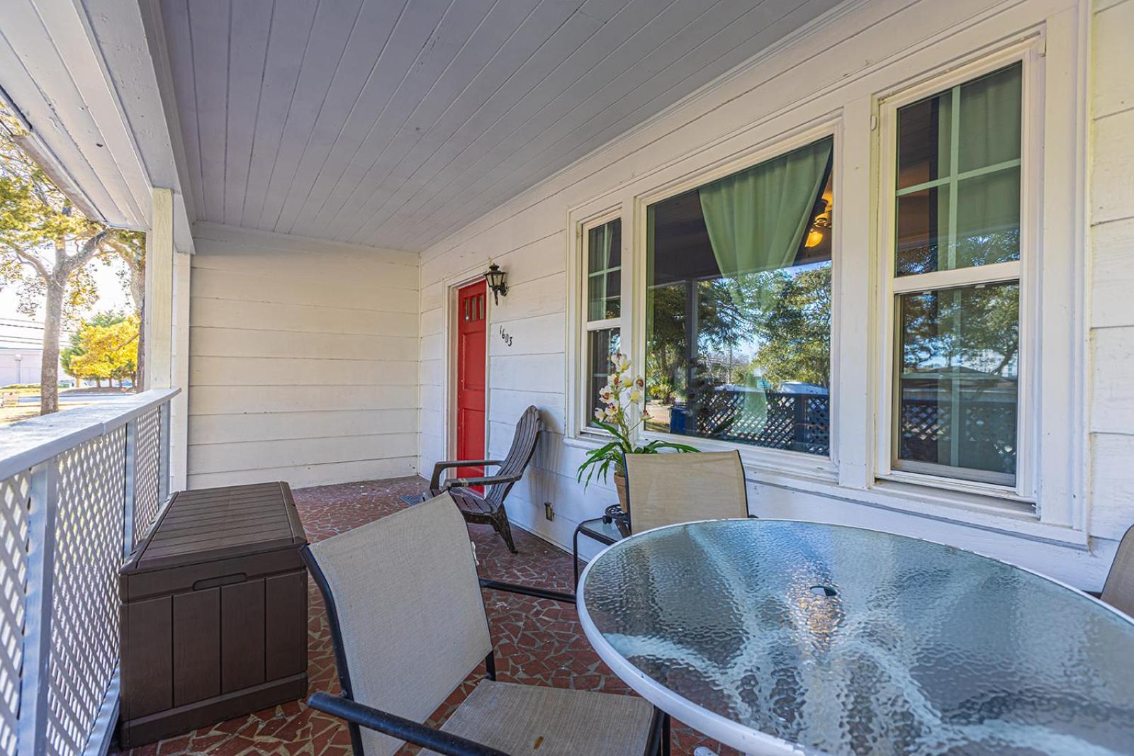 Holiday home Beachy Central, Near Beach, 2 King Beds, Crib, Huge Private Yard, Patio, Porch, Bbq, & Firepit