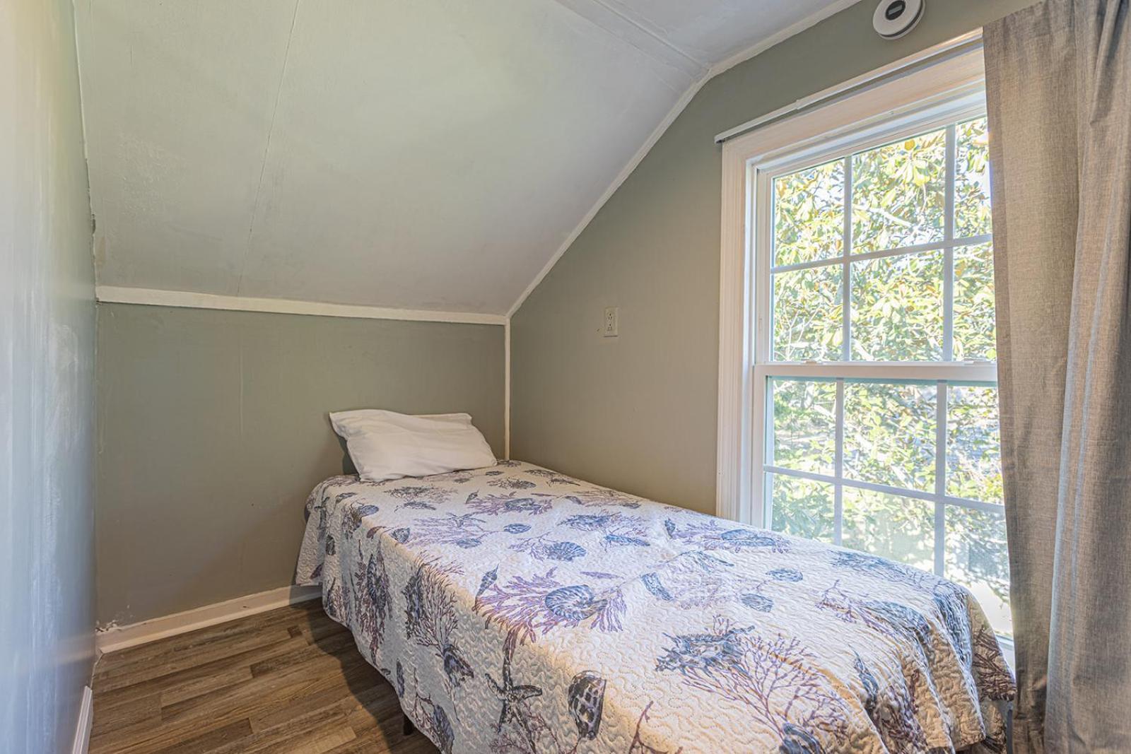 Beachy Central, Near Beach, 2 King Beds, Crib, Huge Private Yard, Patio, Porch, Bbq, & Firepit