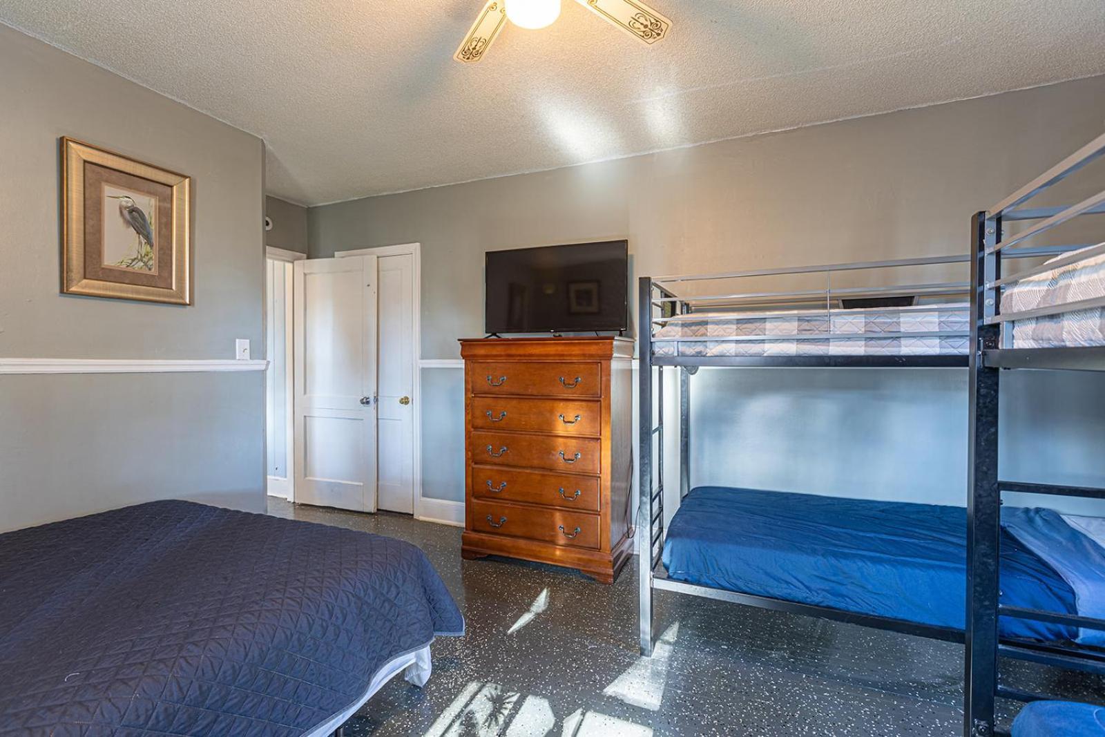 Beachy Central, Near Beach, 2 King Beds, Crib, Huge Private Yard, Patio, Porch, Bbq, & Firepit Holiday home Myrtle Beach