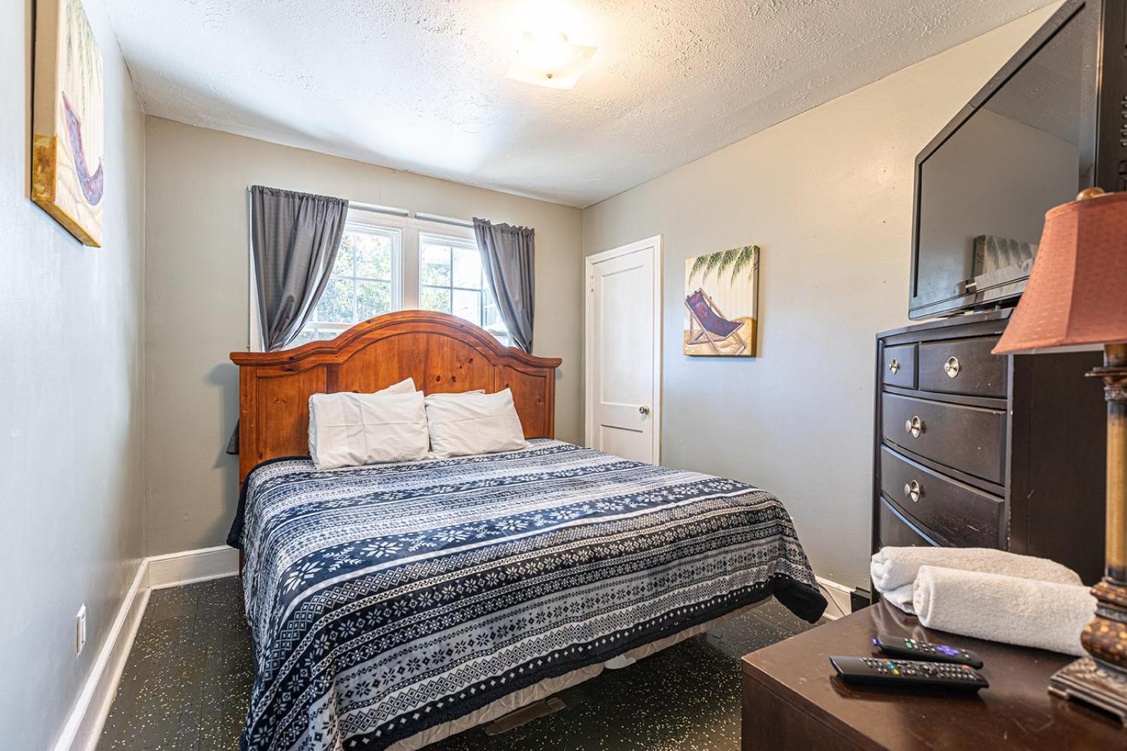 Beachy Central, Near Beach, 2 King Beds, Crib, Huge Private Yard, Patio, Porch, Bbq, & Firepit * Myrtle Beach