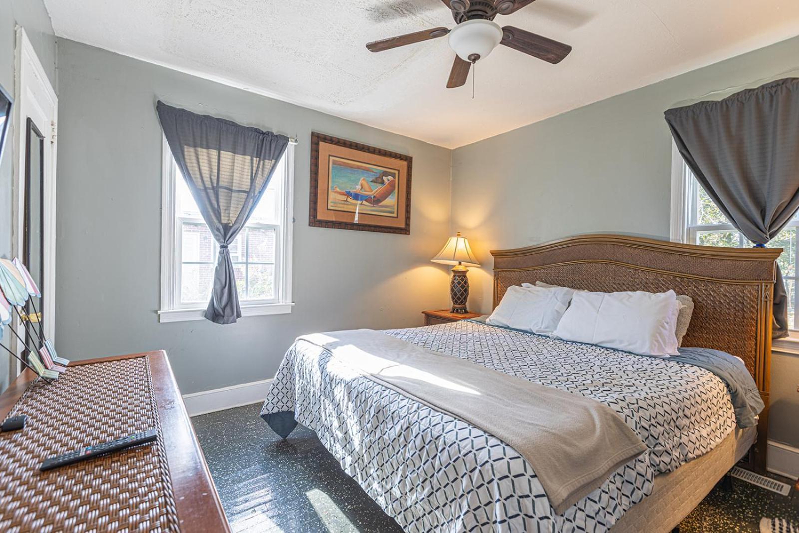 Beachy Central, Near Beach, 2 King Beds, Crib, Huge Private Yard, Patio, Porch, Bbq, & Firepit Myrtle Beach