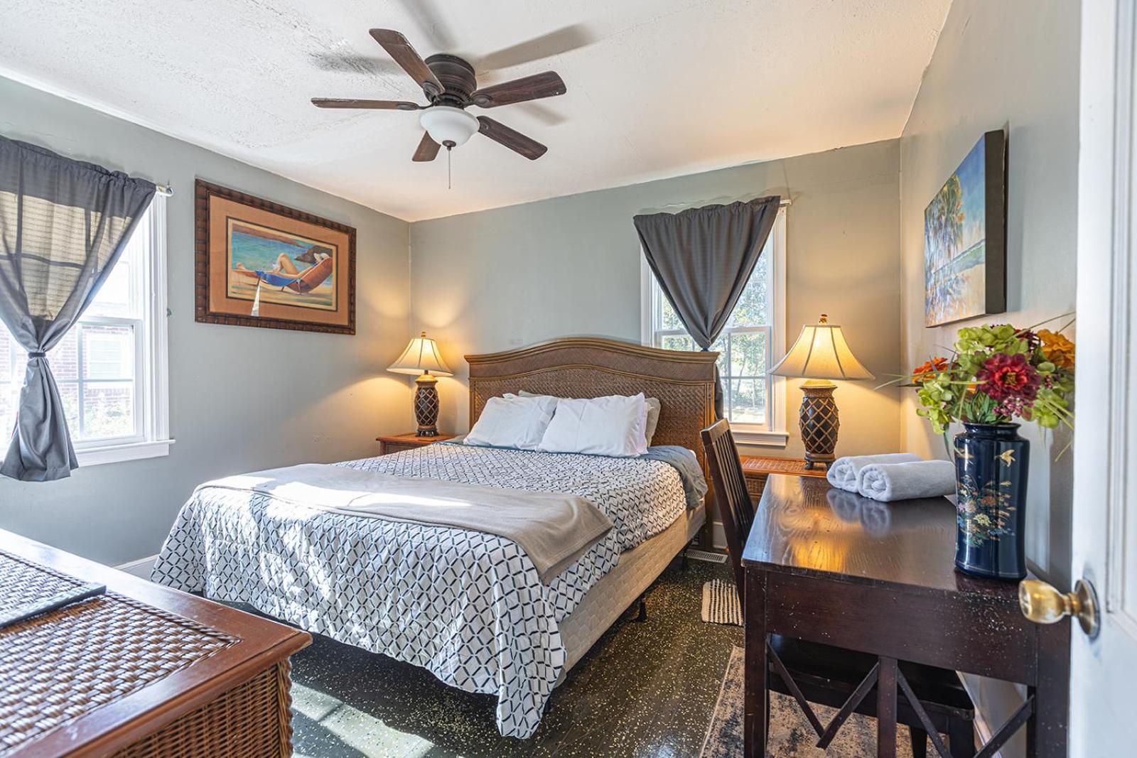 Beachy Central, Near Beach, 2 King Beds, Crib, Huge Private Yard, Patio, Porch, Bbq, & Firepit Holiday home Myrtle Beach
