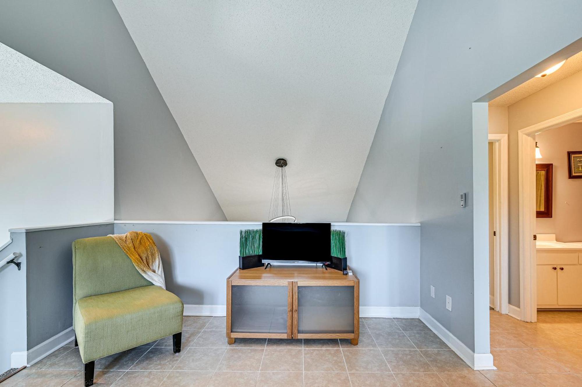 Surfside With Balconies 1 Mi To Ocean!