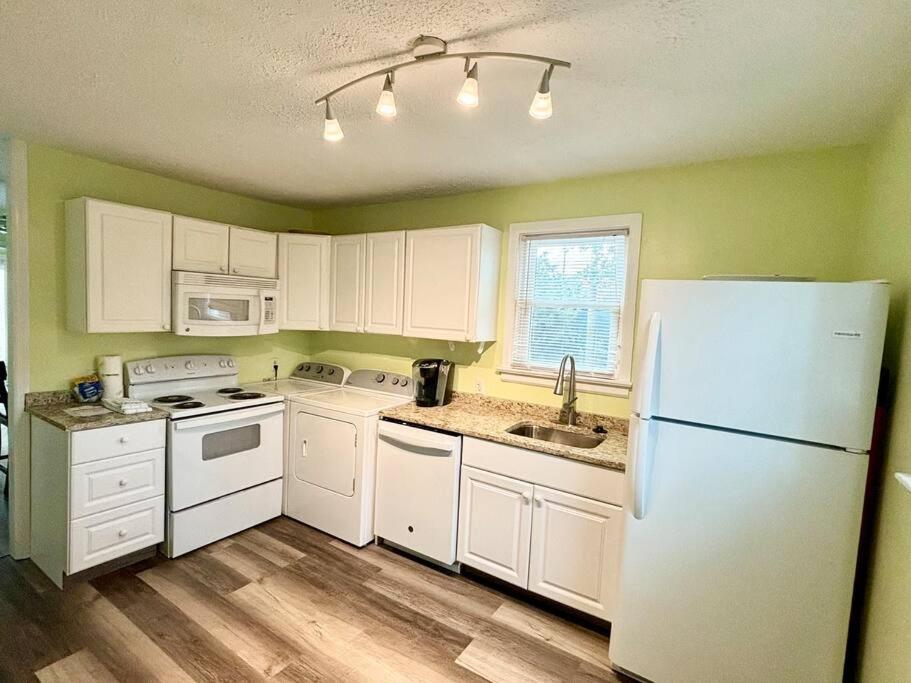 Charming Coastal Retreat Pets Are Welcome Holiday home *