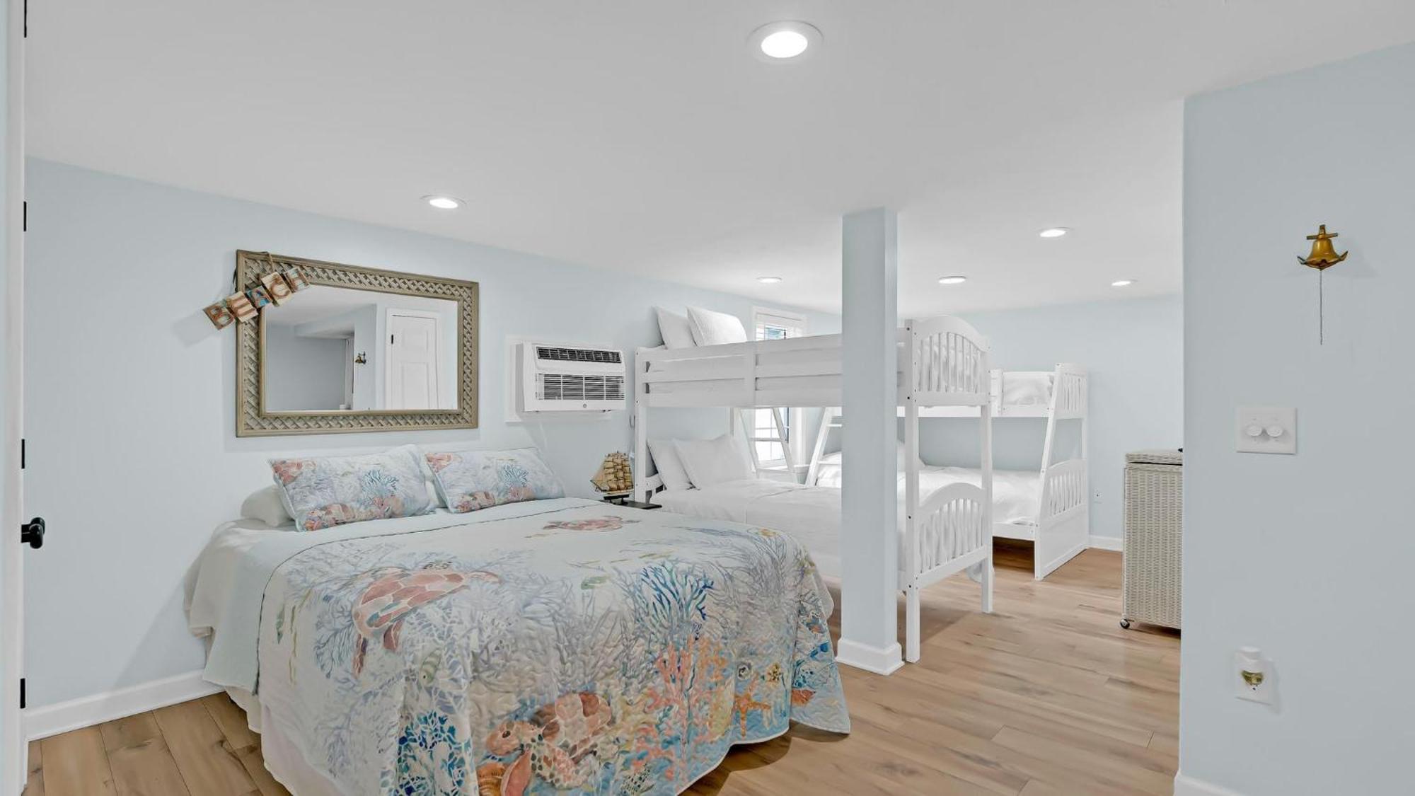 The Wicked Whale - 3rd Row - Ocean Drive Section Holiday home *