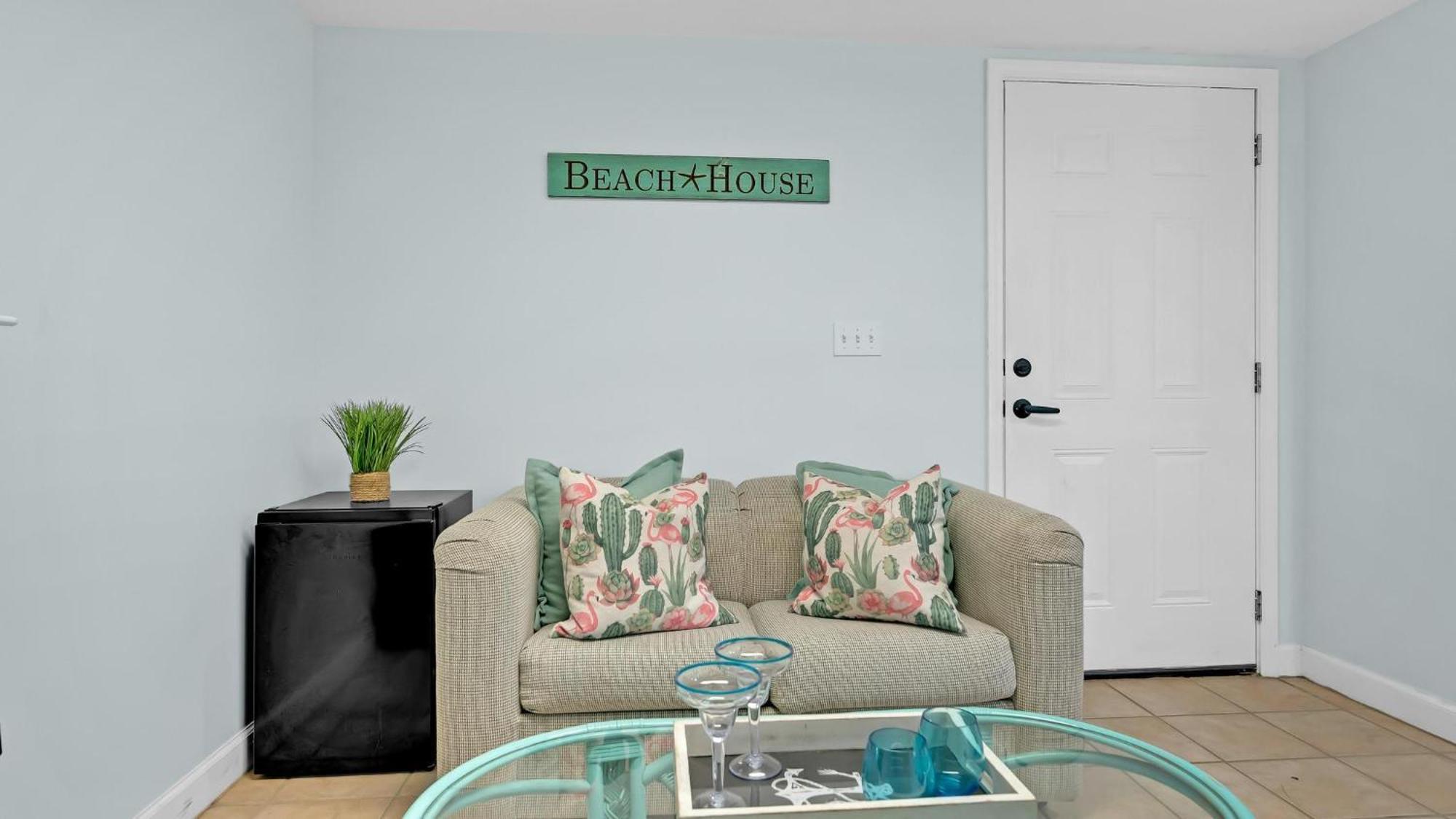 The Wicked Whale - 3rd Row - Ocean Drive Section Holiday home