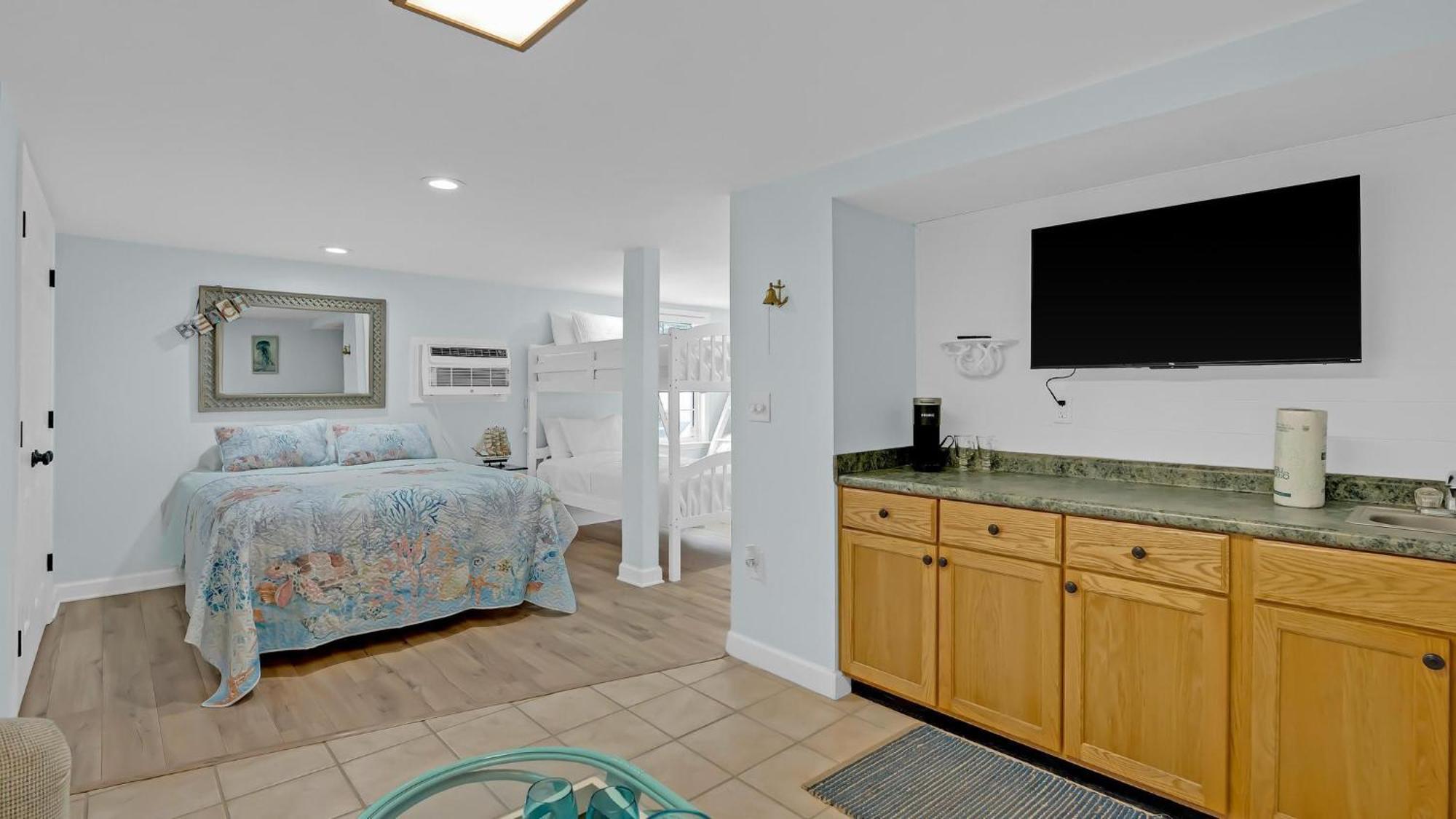 Holiday home The Wicked Whale - 3rd Row - Ocean Drive Section Myrtle Beach