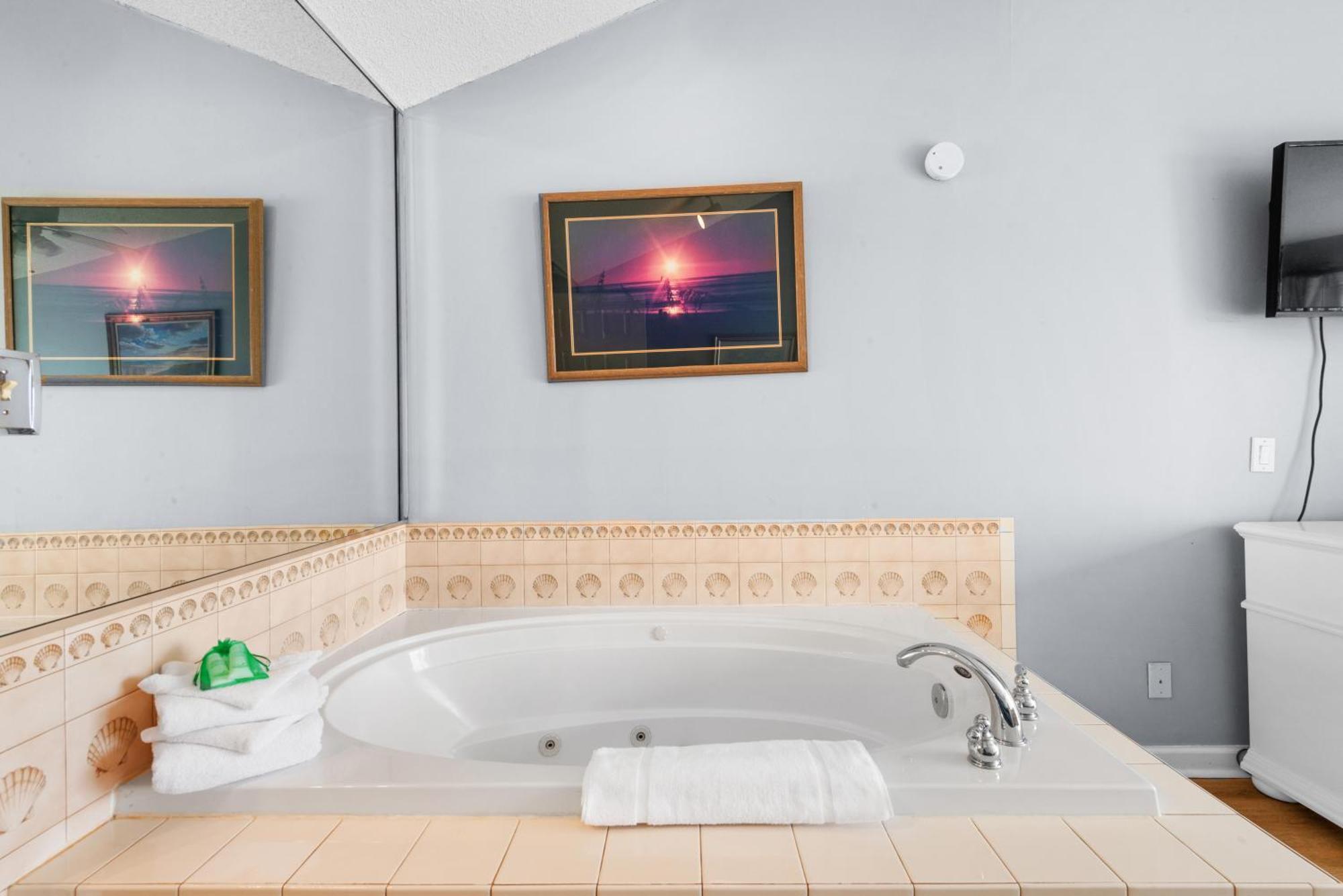 Nautical Watch 301 - Oceanfront - Windy Hill Section Holiday home *