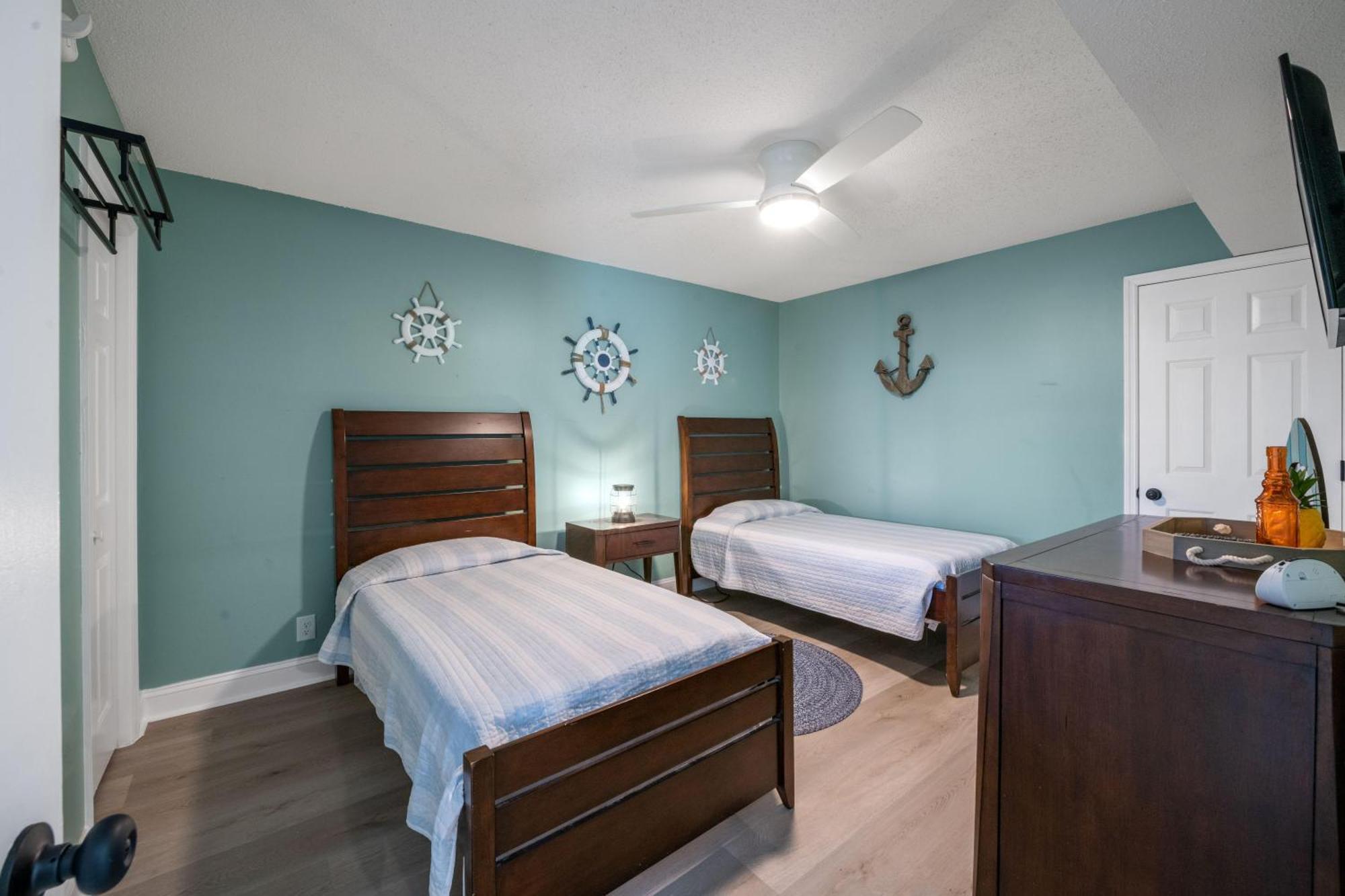 Tradewinds 1b - Oceanfront - Windy Hill Section Holiday home *