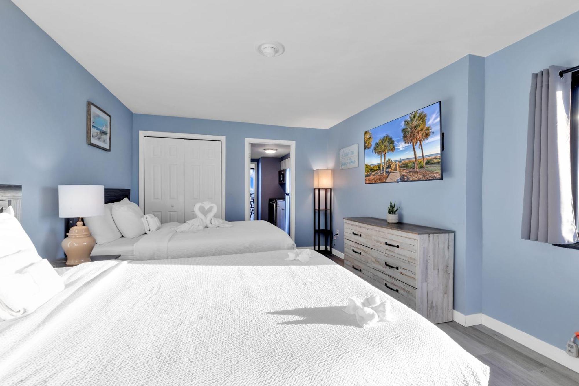 15-th Floor Ocean Front Views At Palms Apartment