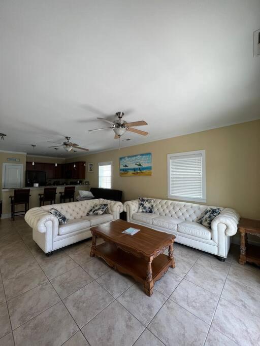 Sunrise House 2709 Kashton St Holiday home