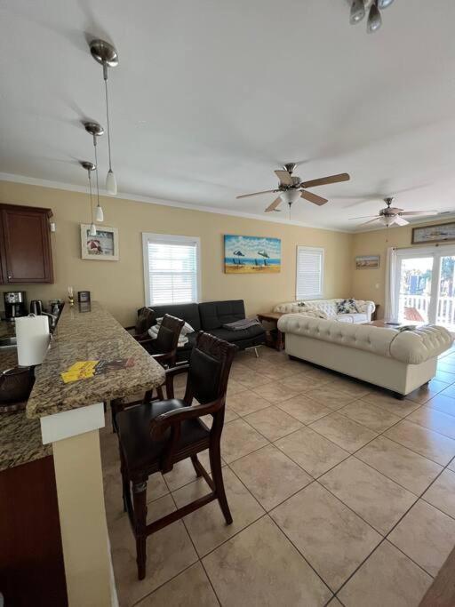 Sunrise House 2709 Kashton St Holiday home
