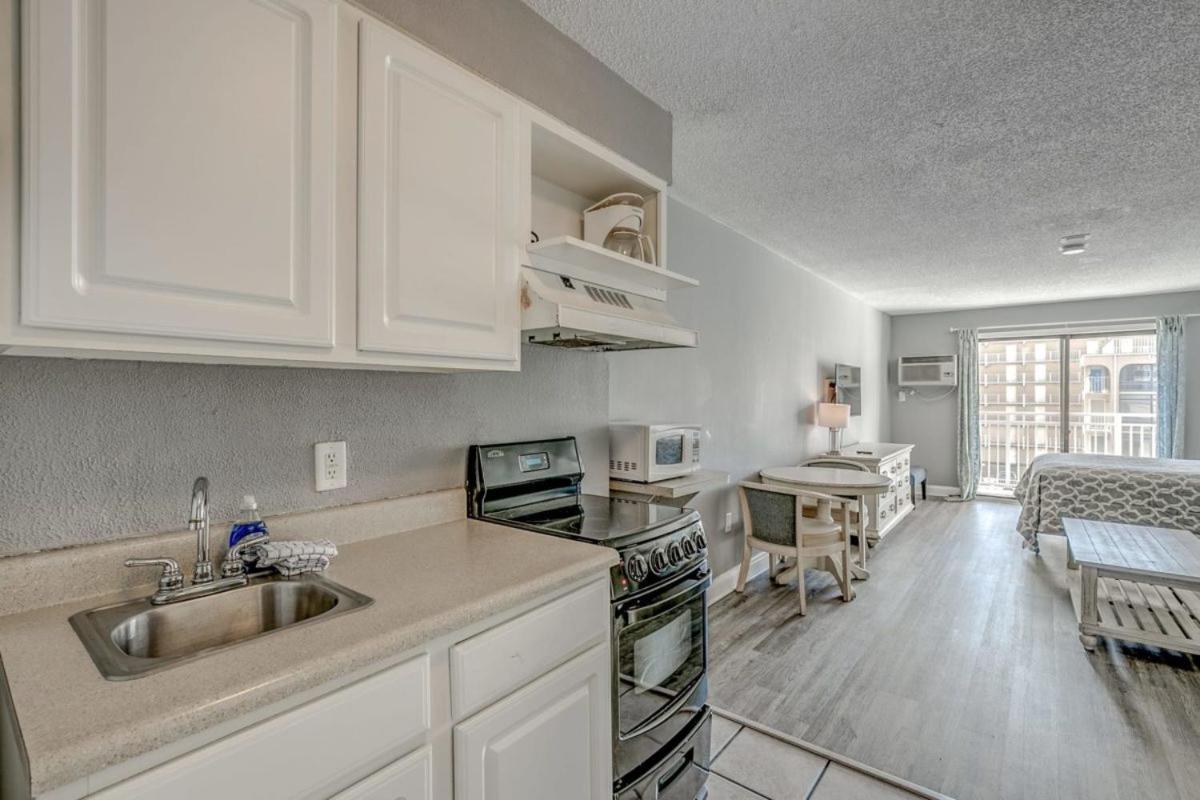 Holiday home Beautifully Updated Ocean View Studio! Sea Mist 50503 *