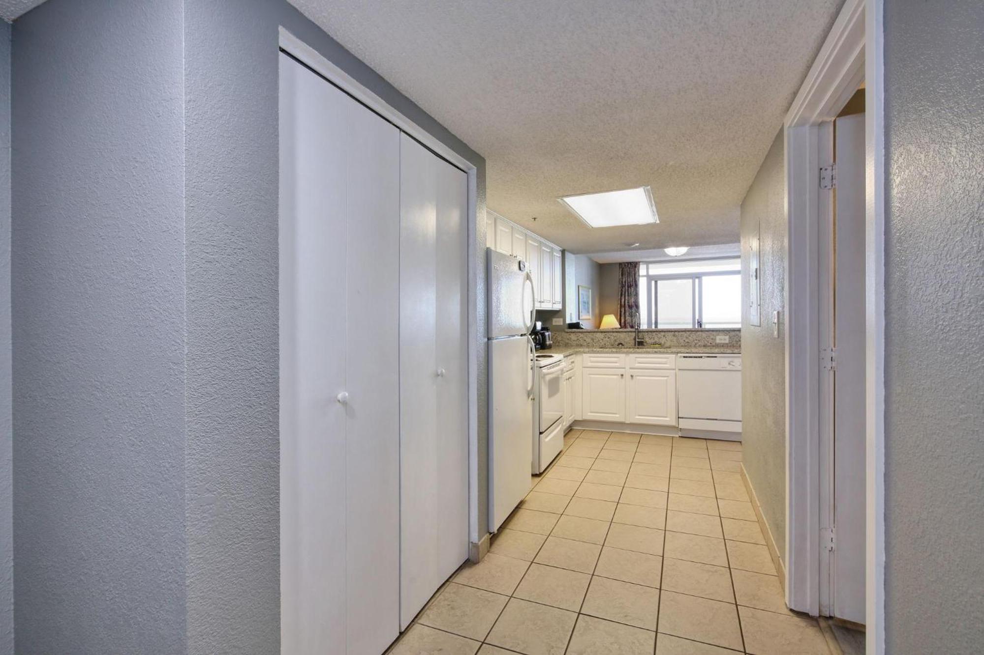 1604 N Ocean Blvd, 0906 - Ocean Front Sleeps 8 Holiday home