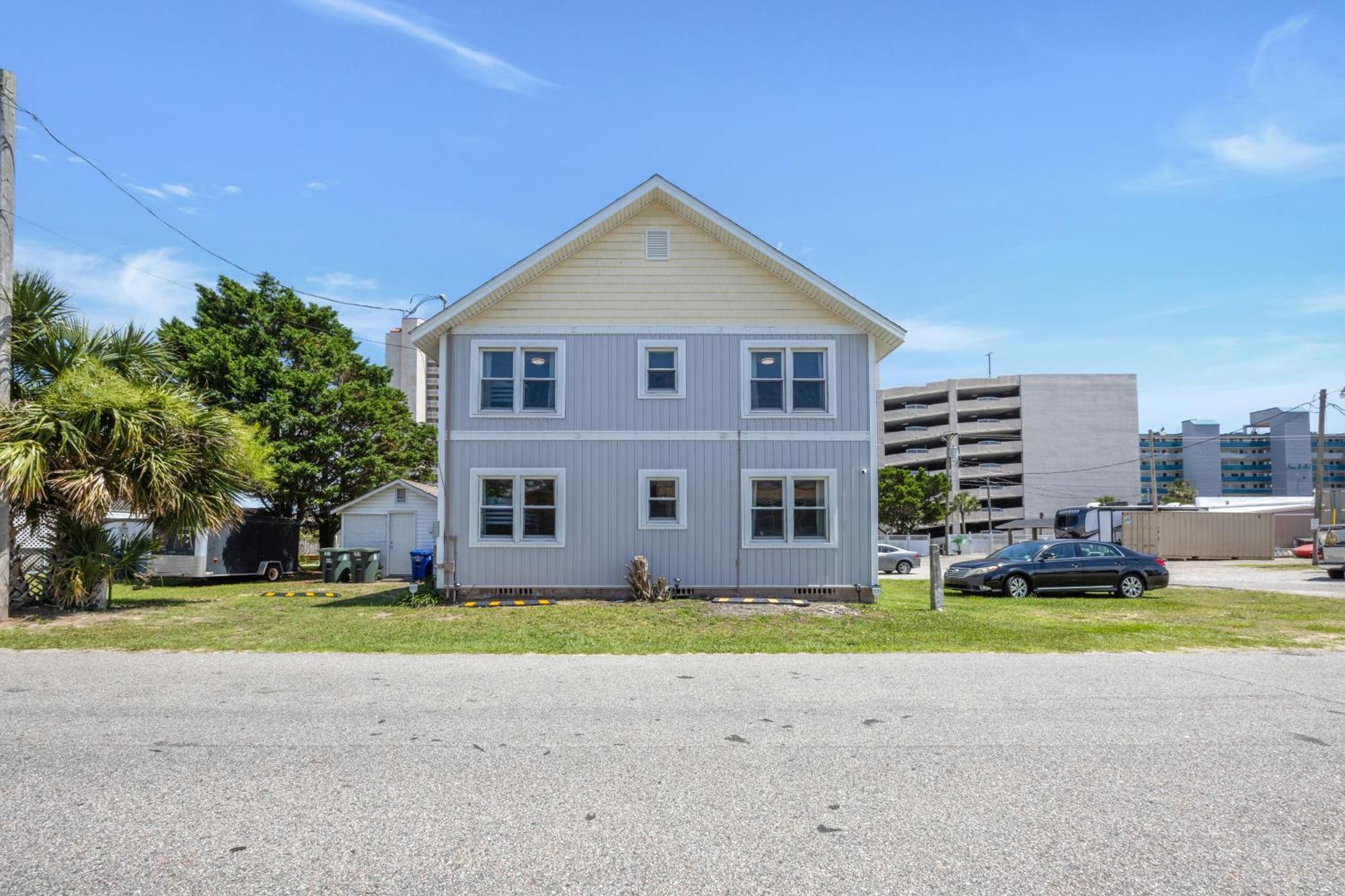 200 Steps To Ocean! North Myrtle Upper Duplex Unit, Pet Friendly! Holiday home *