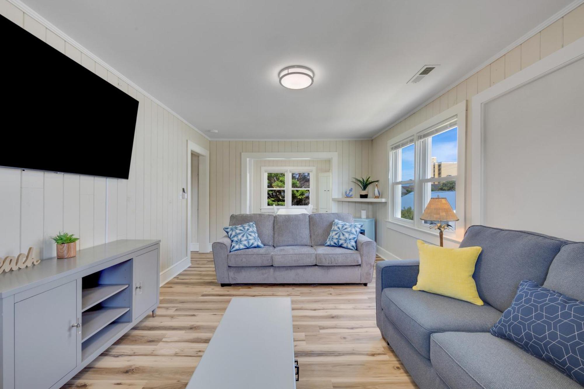 200 Steps To Ocean! North Myrtle Upper Duplex Unit, Pet Friendly! Holiday home *