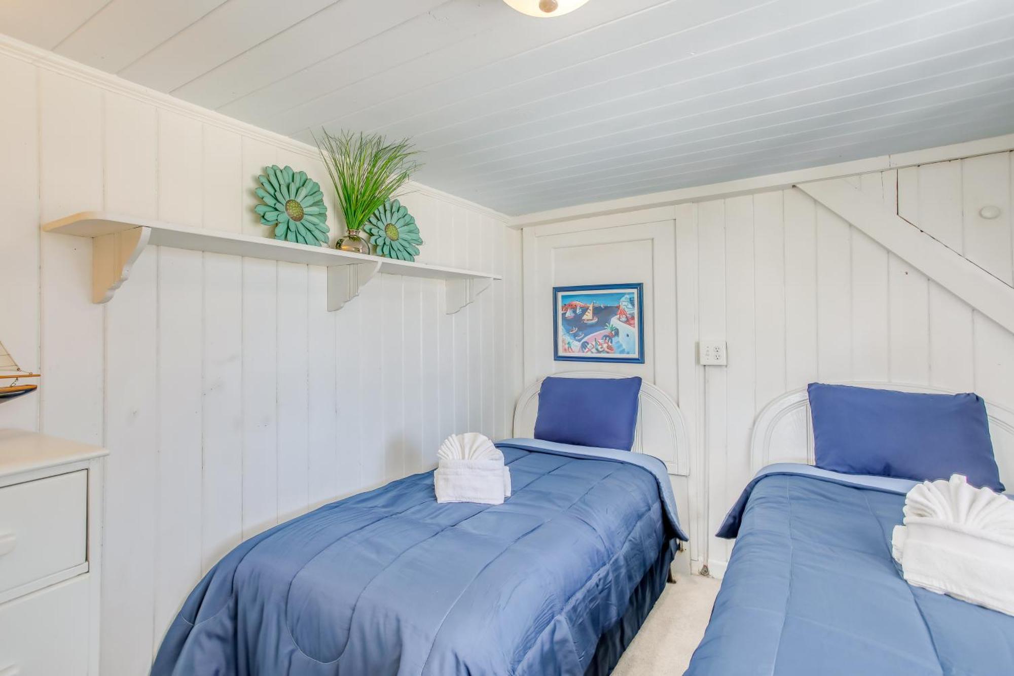Coastal With Ocean View Walk To Pier Apartment