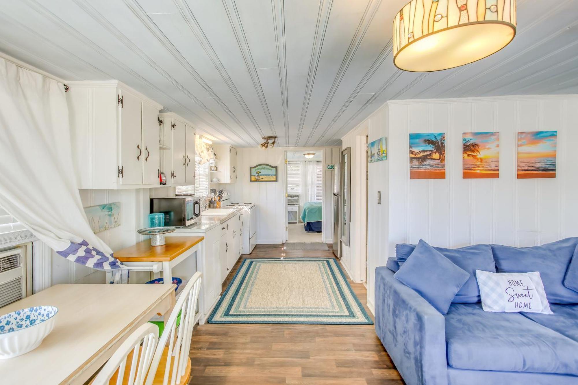 Coastal With Ocean View Walk To Pier Apartment