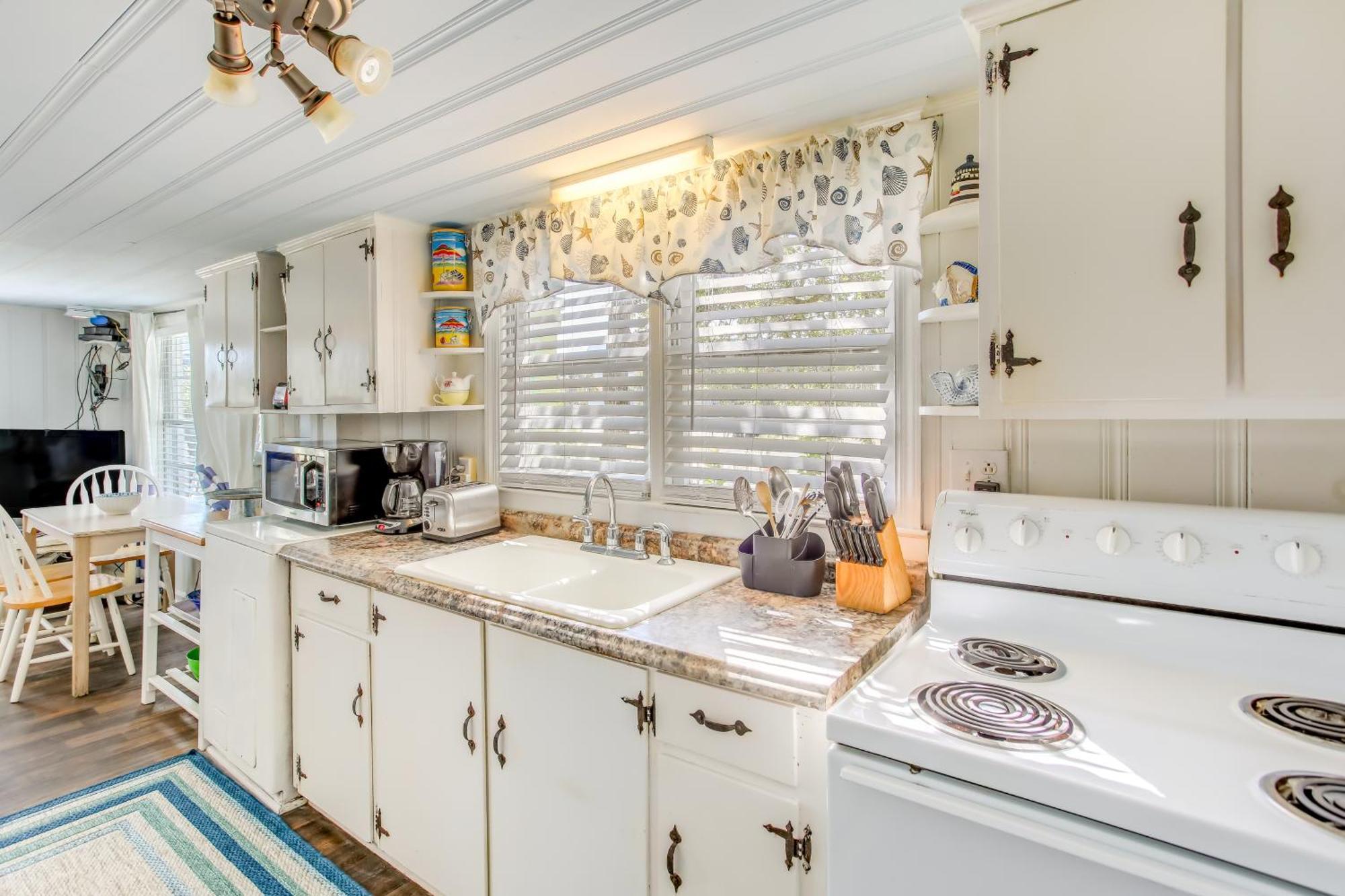 Coastal With Ocean View Walk To Pier Apartment *