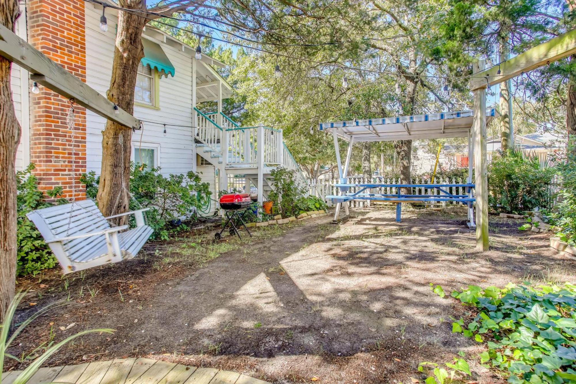 Coastal With Ocean View Walk To Pier Apartment *