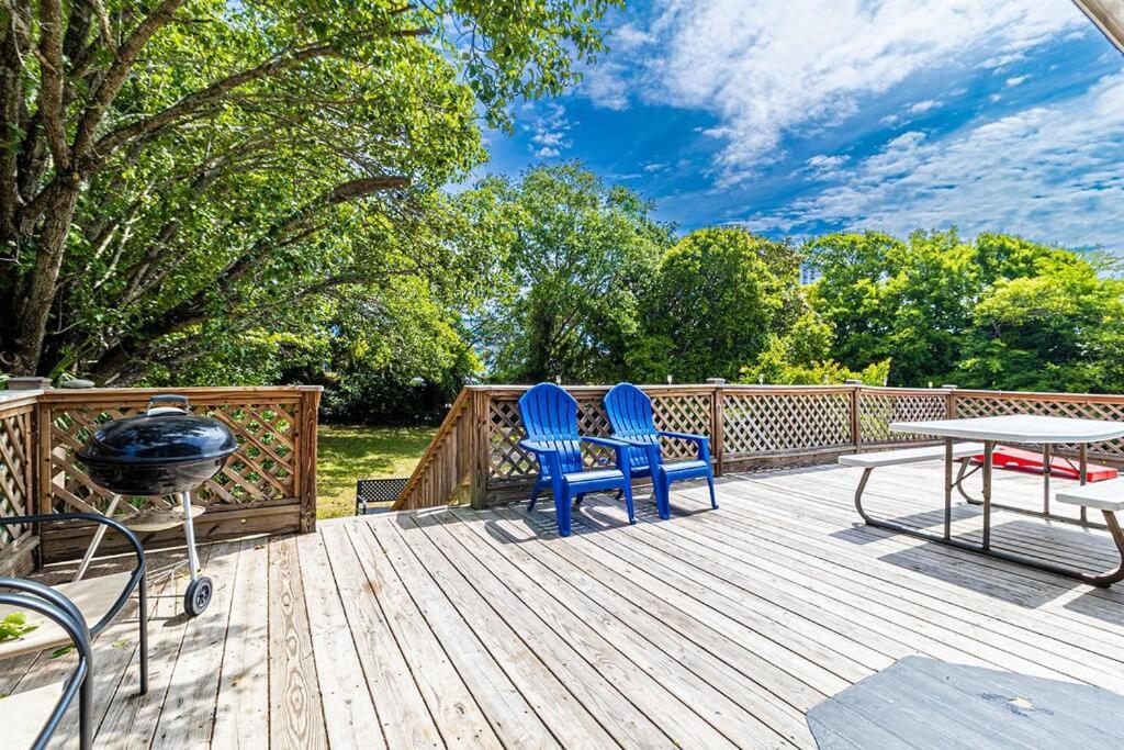Gorgeous Centrally Located Ocean View 2 King, Huge Private Yard & Deck, Firepit, Bbq, & Game Tables * Myrtle Beach