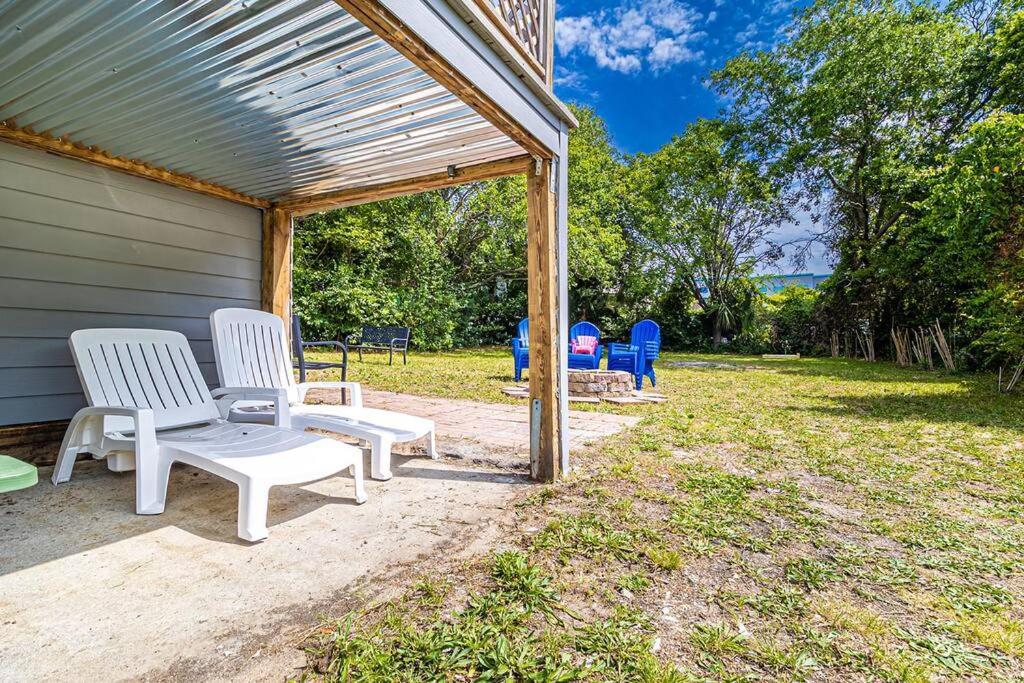 Gorgeous Centrally Located Ocean View 2 King, Huge Private Yard & Deck, Firepit, Bbq, & Game Tables Holiday home *