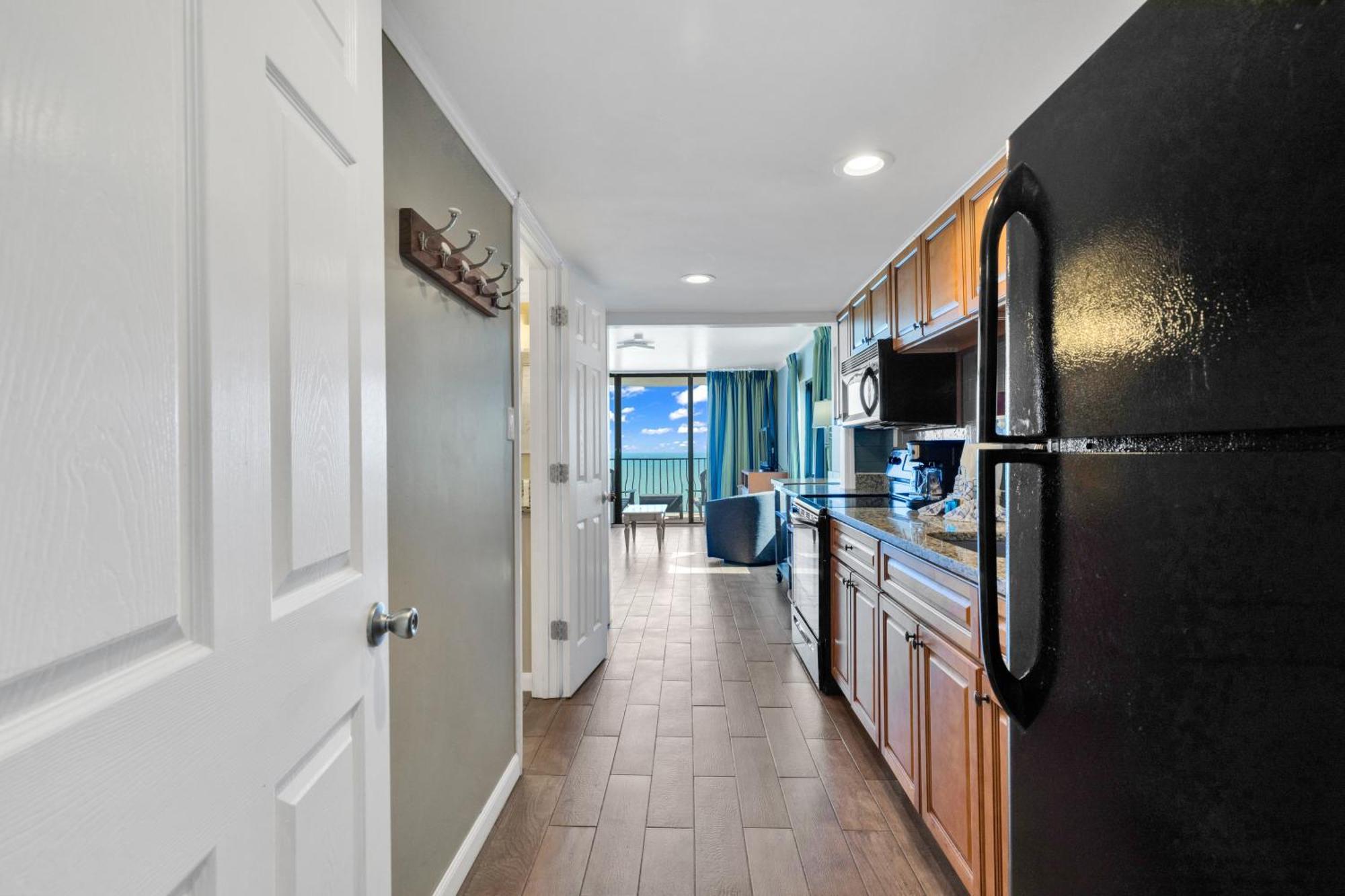 Beachfront Luxury W Private Balcony Apartment *