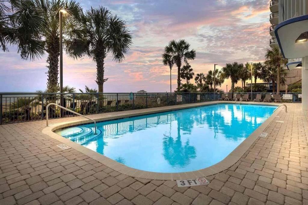 Holiday home ** March Specials ** Beautiful Efficiency In Ocean Front Building