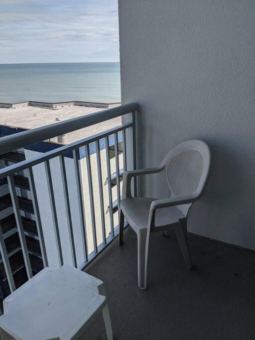 Holiday home ** March Specials ** Beautiful Efficiency In Ocean Front Building Myrtle Beach