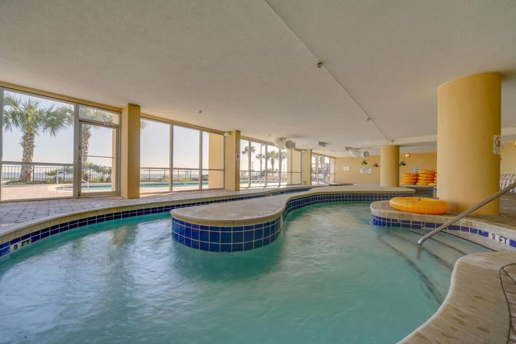 Holiday home ** March Specials ** Beautiful Efficiency In Ocean Front Building Myrtle Beach