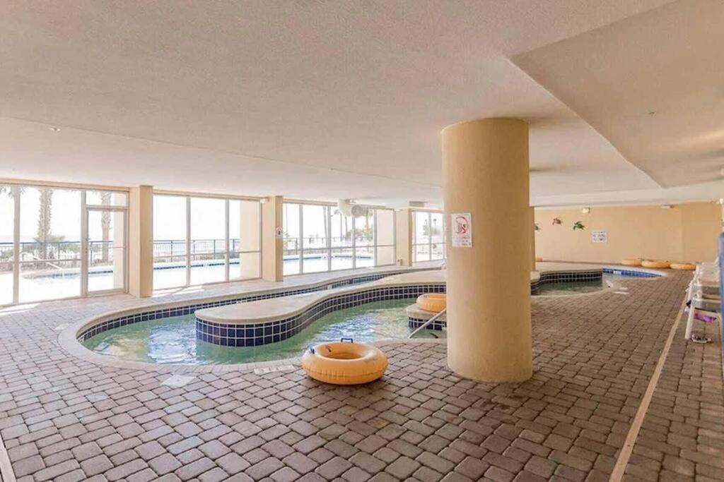 Holiday home ** March Specials ** Beautiful Efficiency In Ocean Front Building