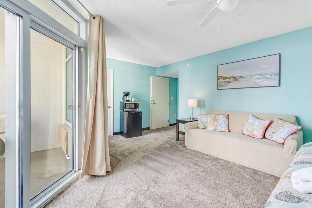 Holiday home ** March Specials ** Beautiful Efficiency In Ocean Front Building