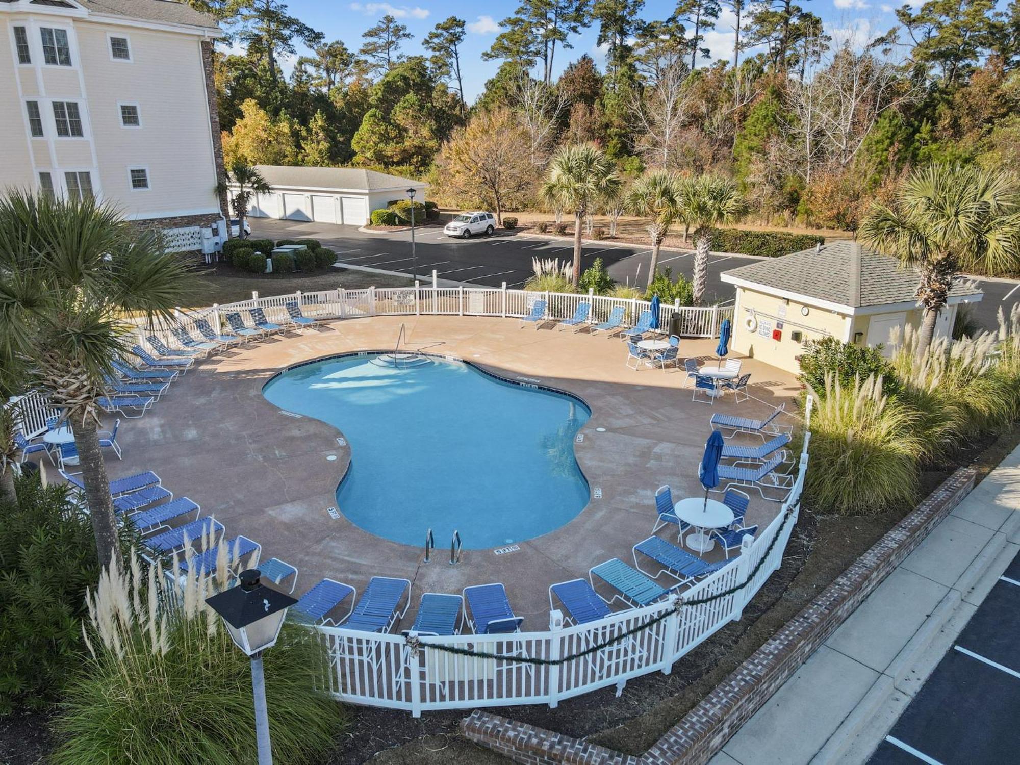 Apartment Beautifully Decorated 3 Bedroom 2 Bath Condo, First Floor Wth Walk In Shower! Located In Golf Community