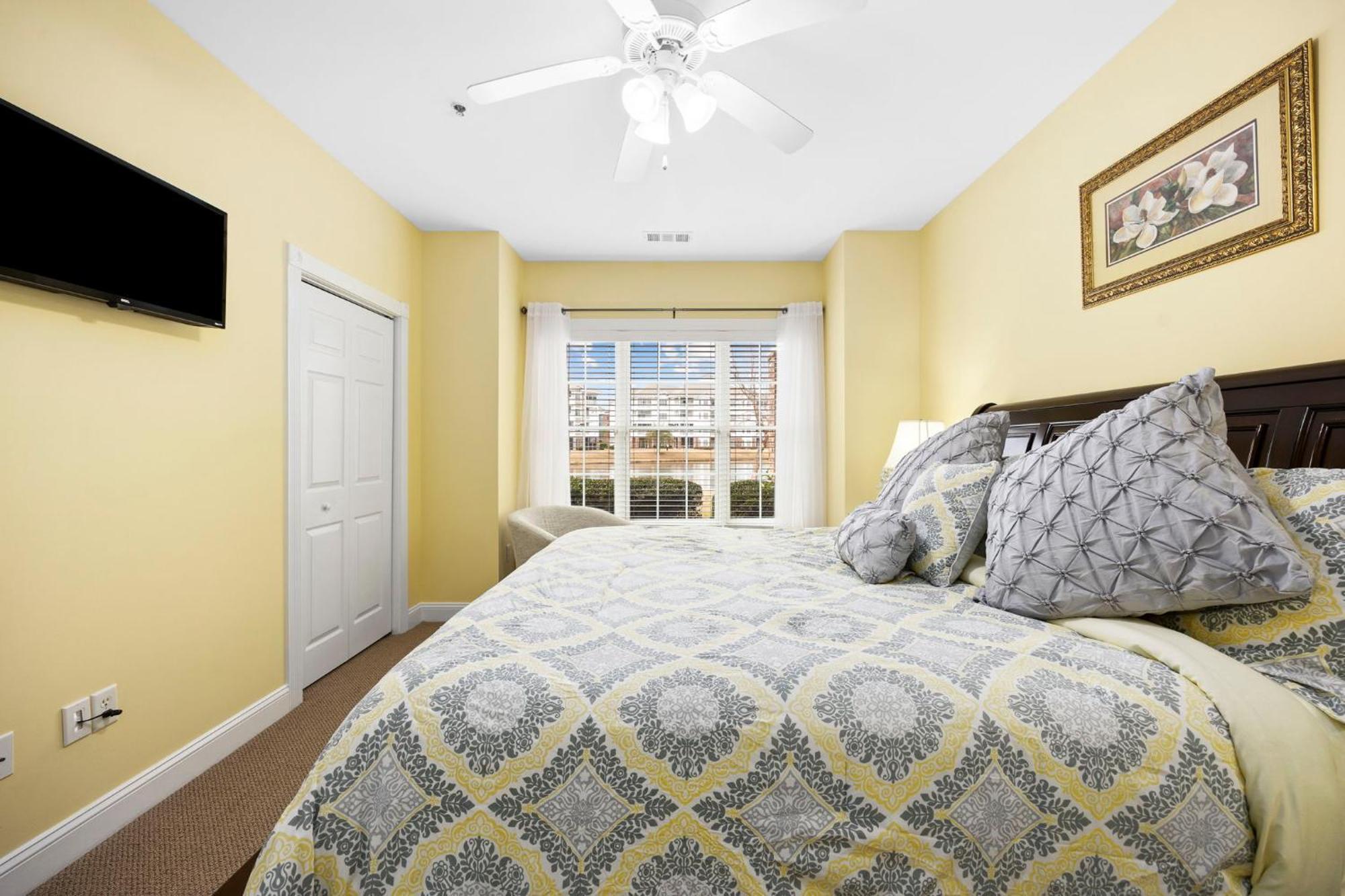 Beautifully Decorated 3 Bedroom 2 Bath Condo, First Floor Wth Walk In Shower! Located In Golf Community Apartment *