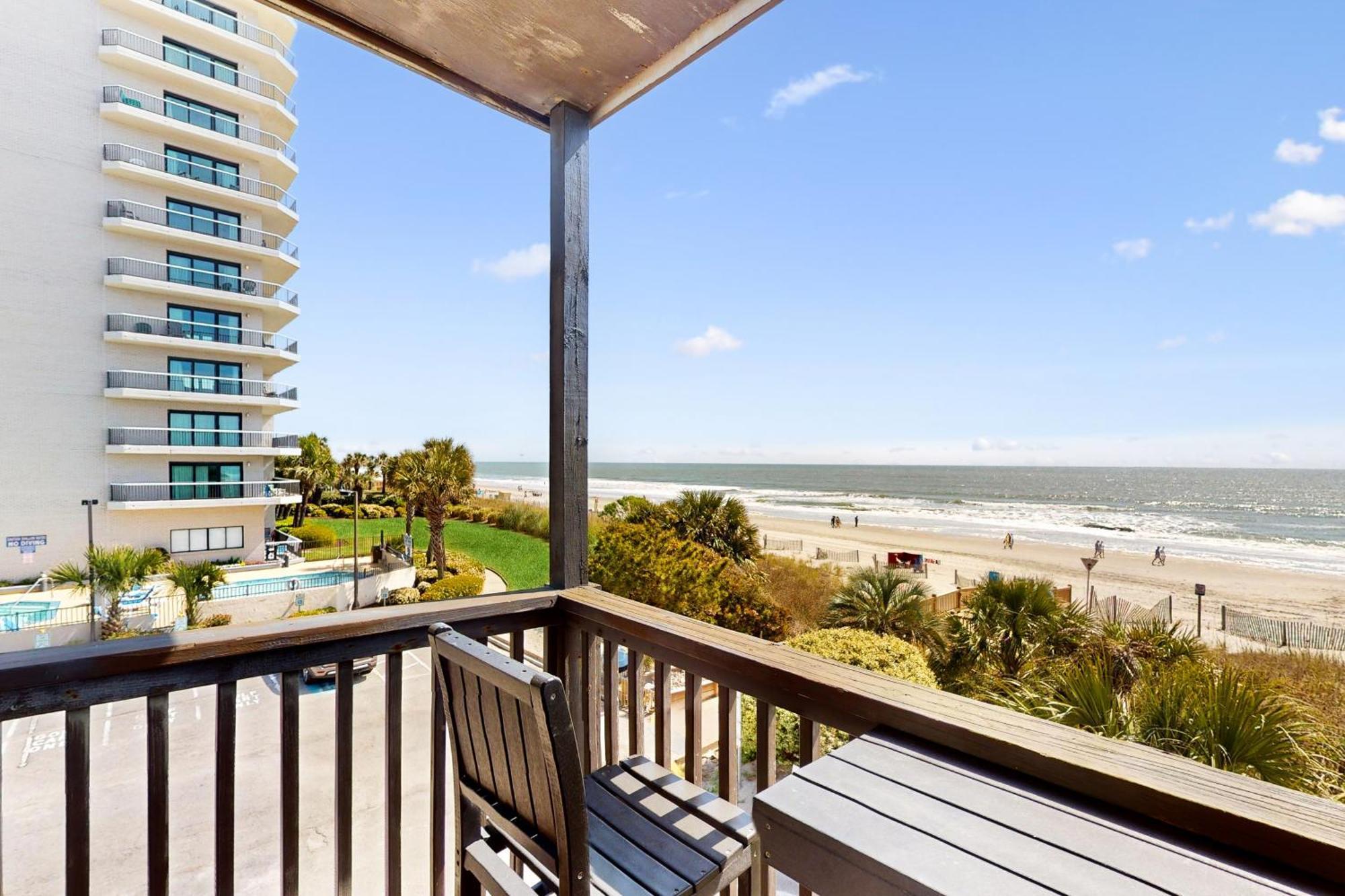 Sunny Seaside Apartment *