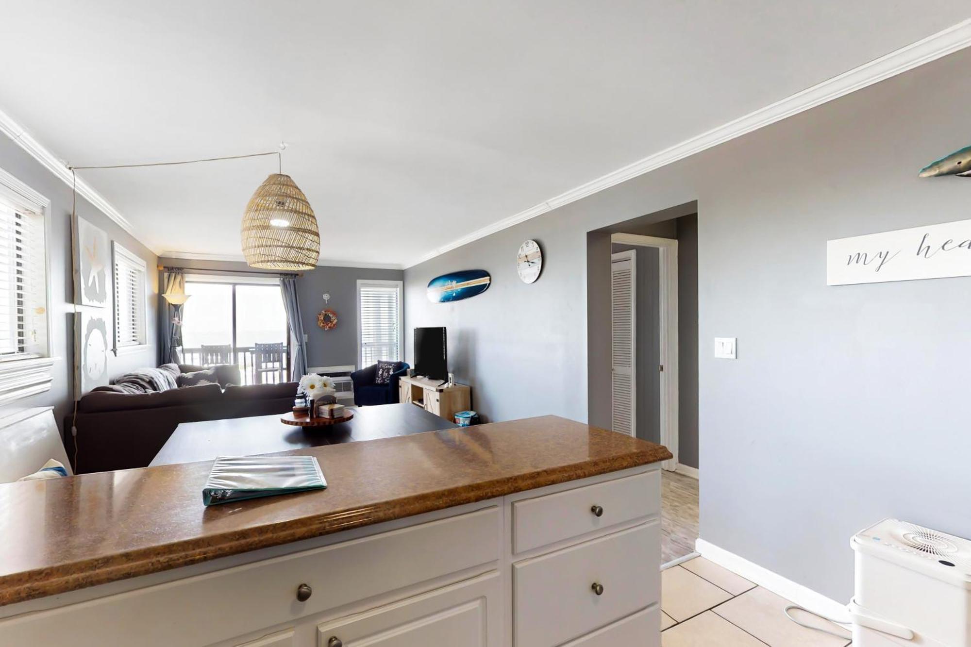 Sunny Seaside Apartment *