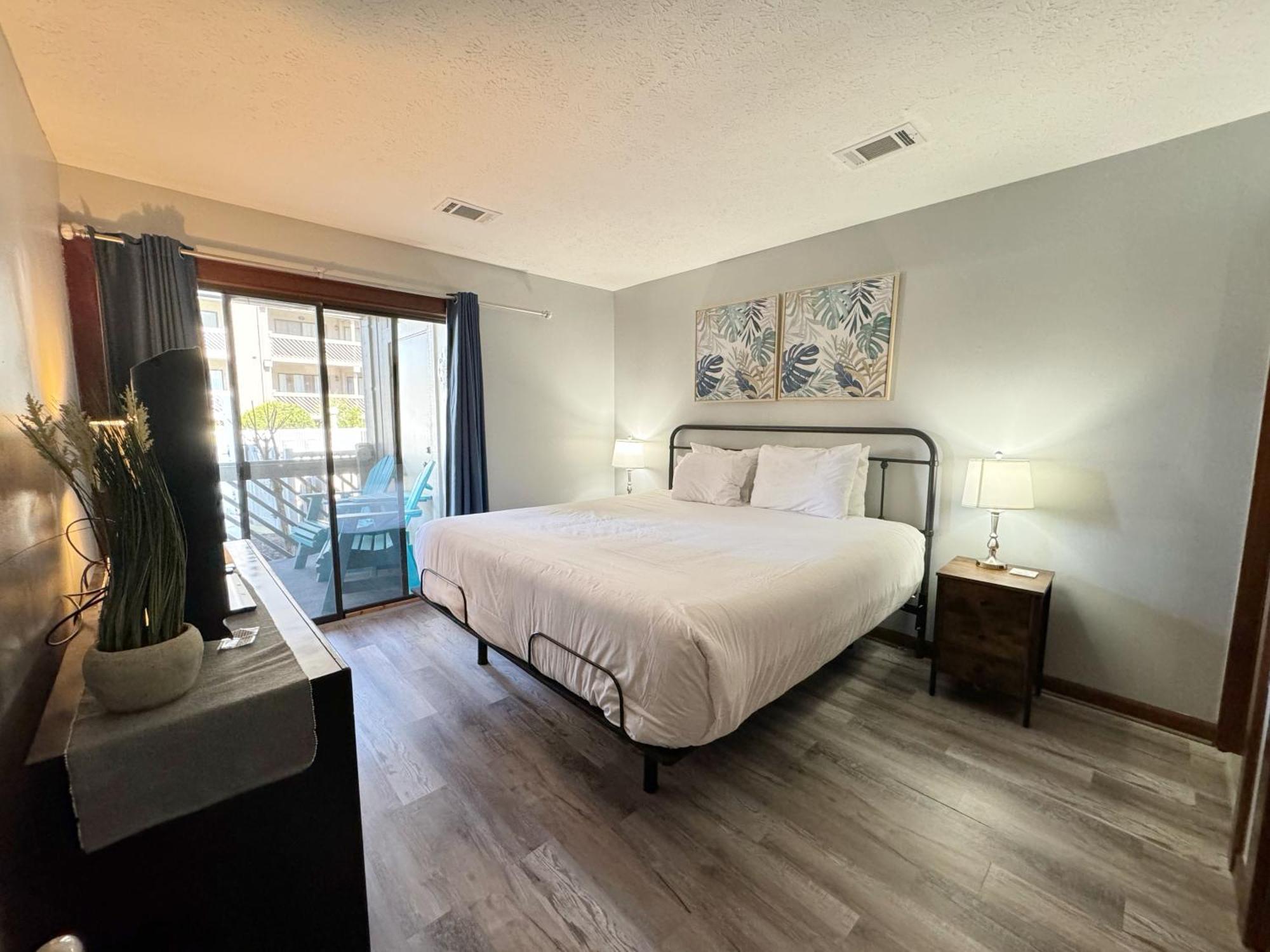 Apartment Spacious Modern - 1st Floor - One Block To The