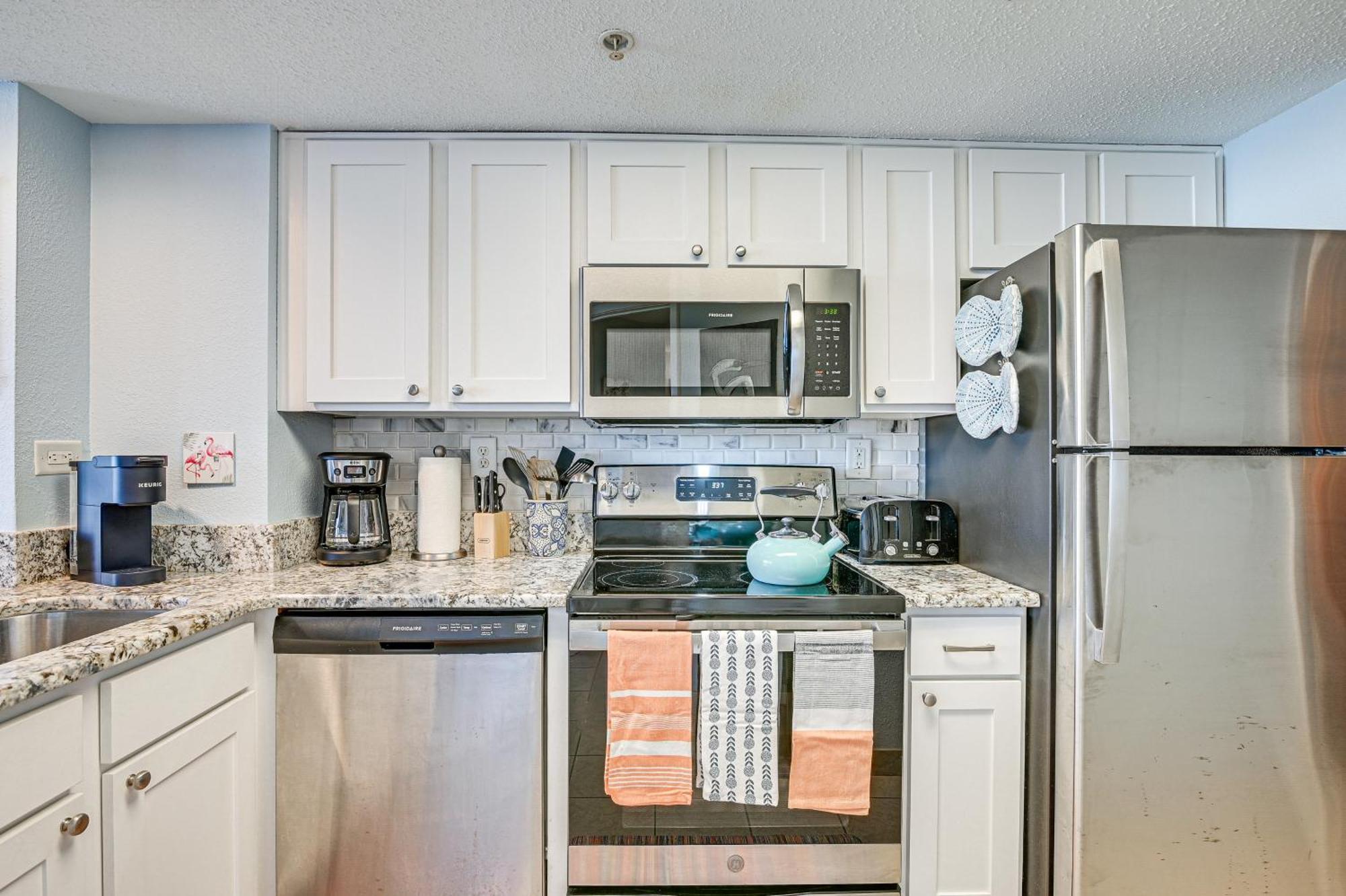 Beachy With Pool Access And Steps To Boardwalk! *