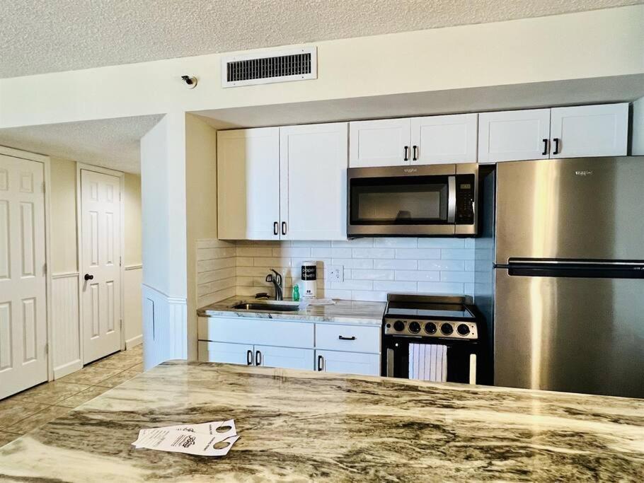 Apartment *awesome View & Updated*quiet Section*pools *