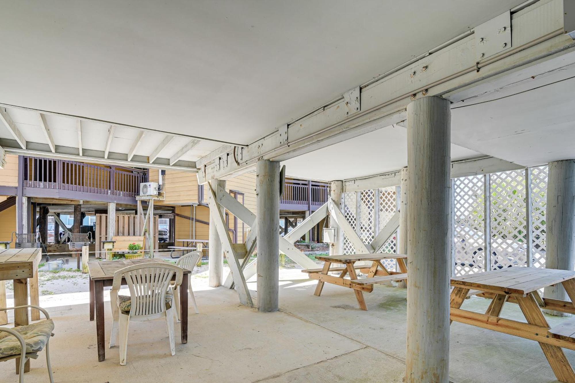 Apartment Coastal On With Community Pool Access!