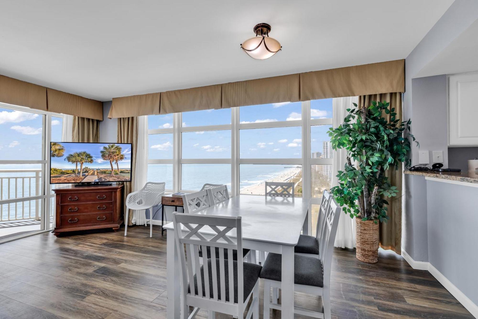 Stunning With Wall-to-wall Windows Overlooking Ocean *