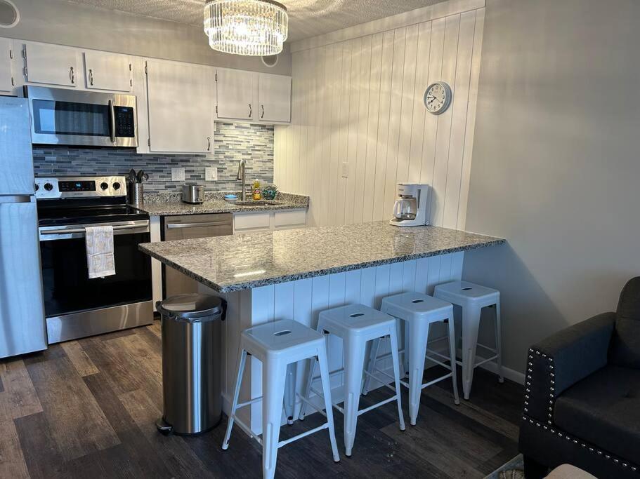 Apartment On The Beachfront Condo, Newly Renovated