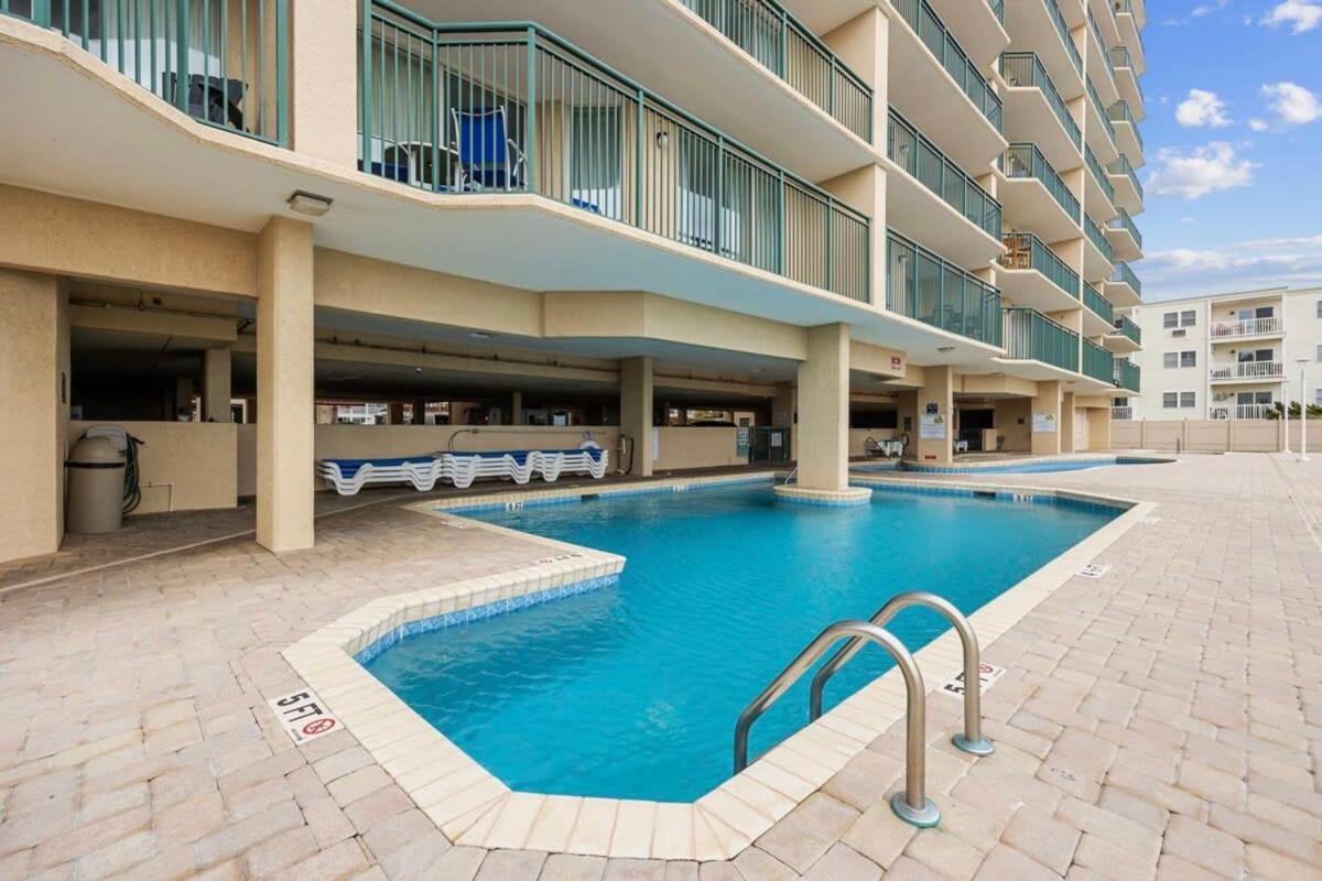 Oceanfront Luxury Location W Lazy River Pool Grills Holiday home *