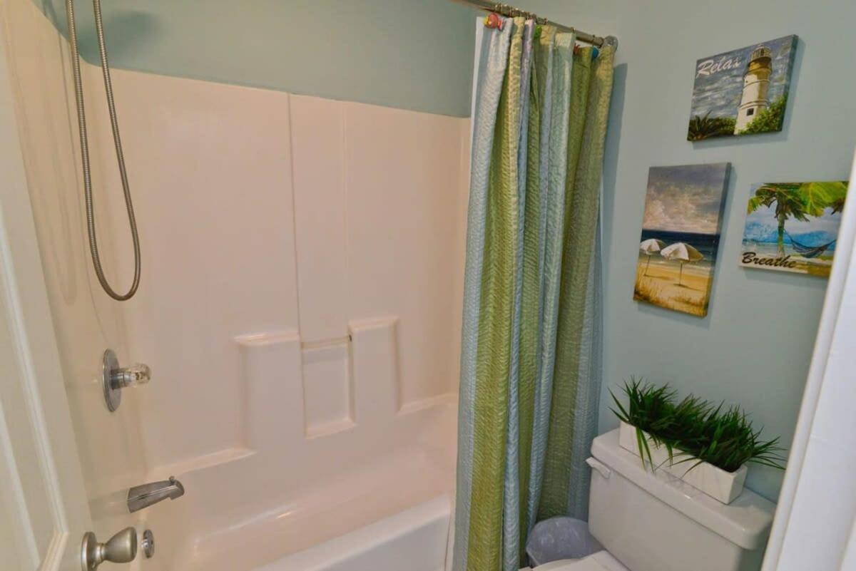 Shorehaven Lakefront & Steps To W Pool And Grill Holiday home Myrtle Beach