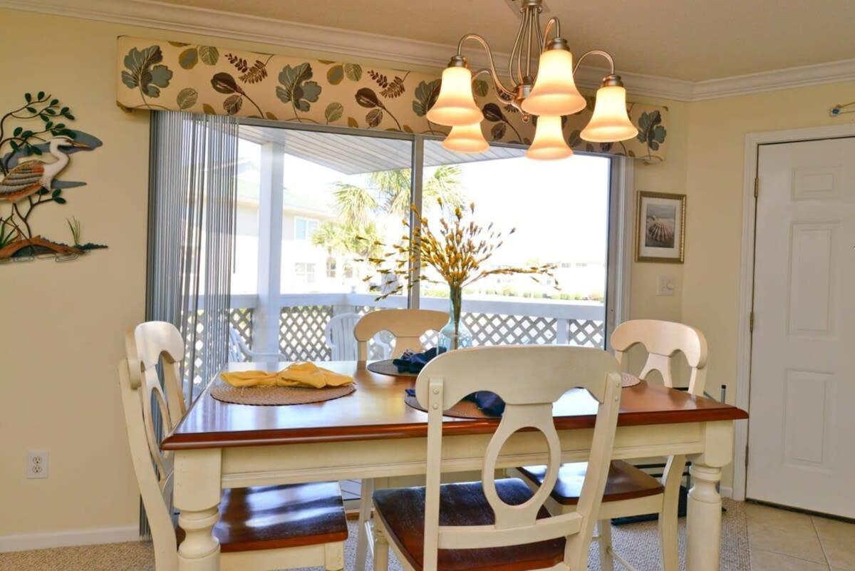Shorehaven Lakefront & Steps To W Pool And Grill Holiday home
