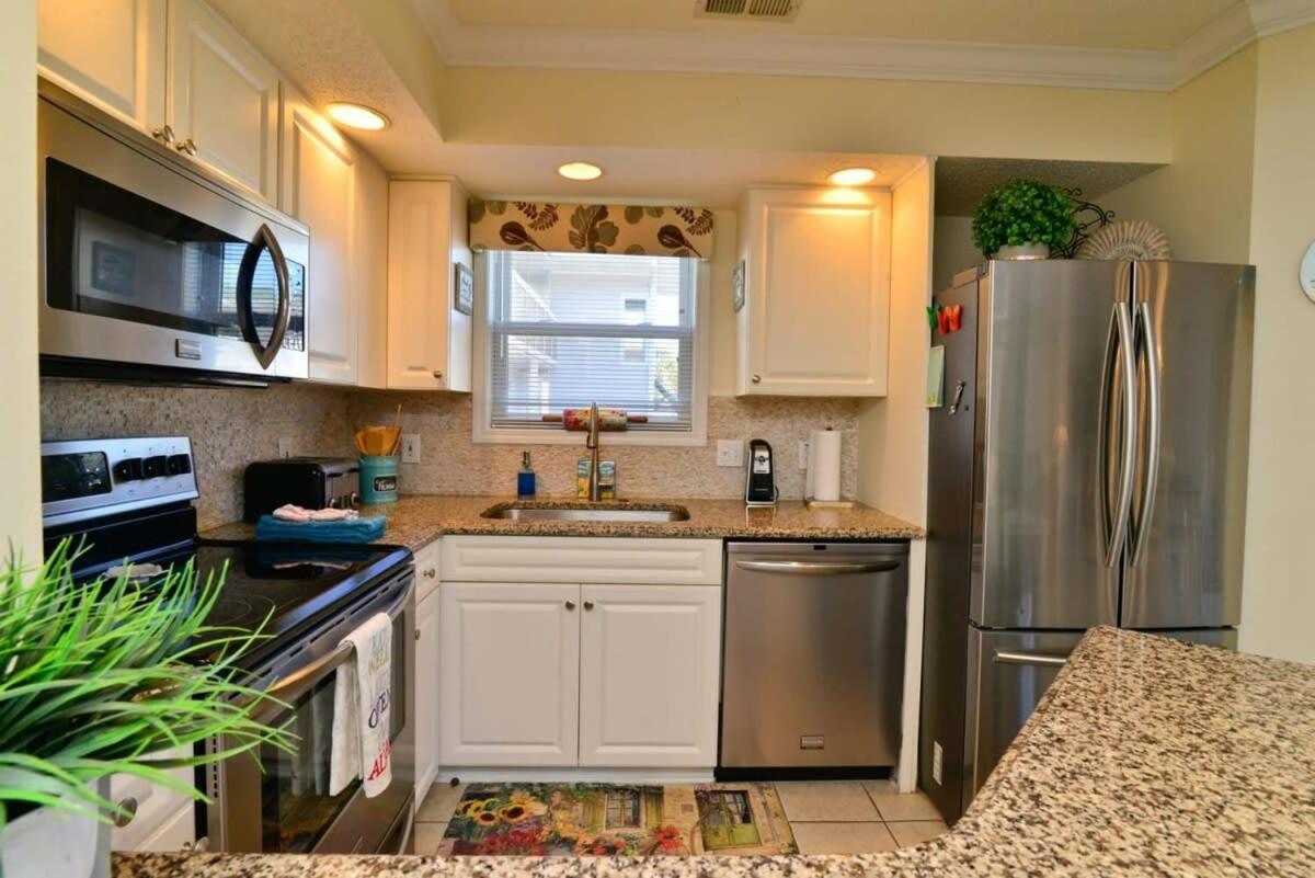 Shorehaven Lakefront & Steps To W Pool And Grill Holiday home Myrtle Beach
