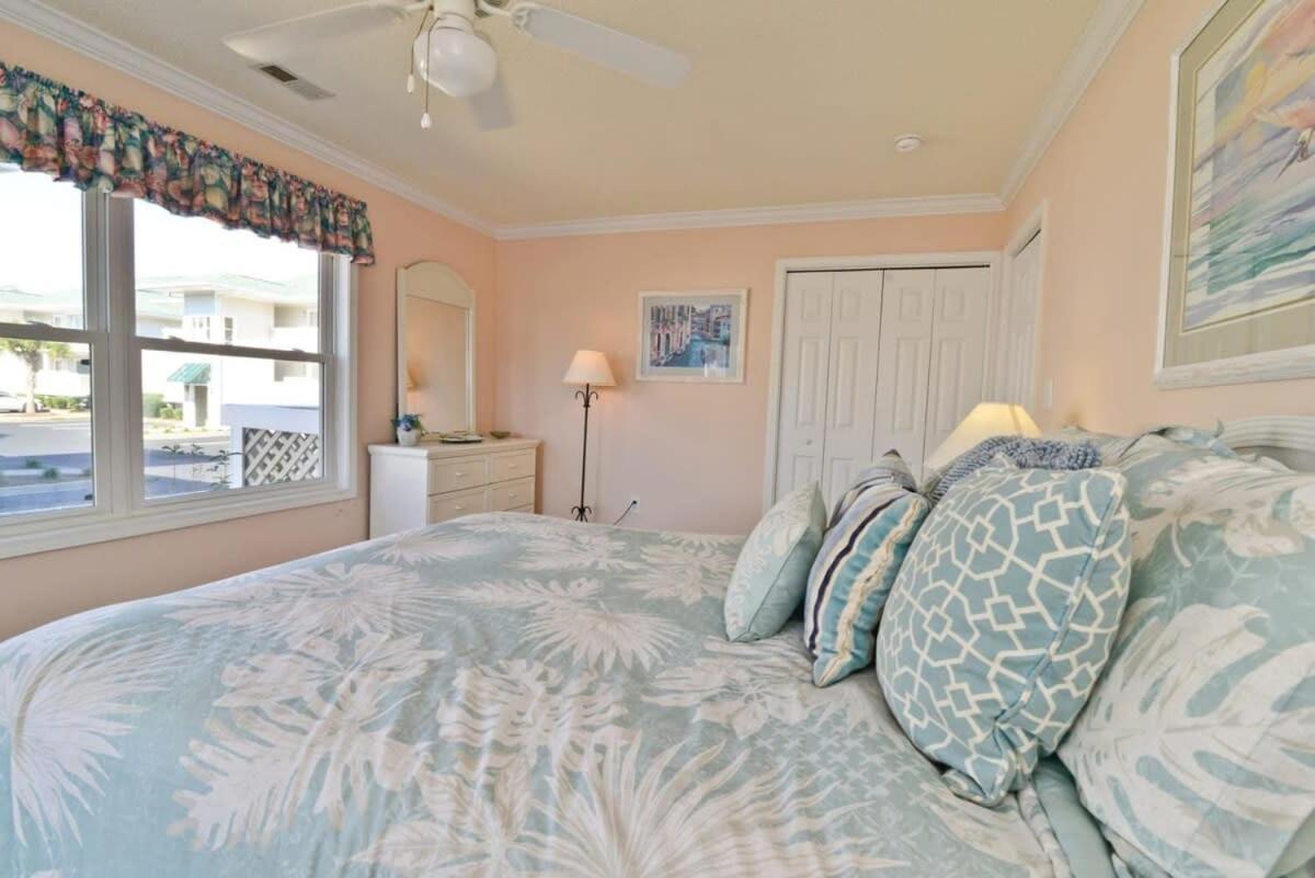 Holiday home Shorehaven Lakefront & Steps To W Pool And Grill *
