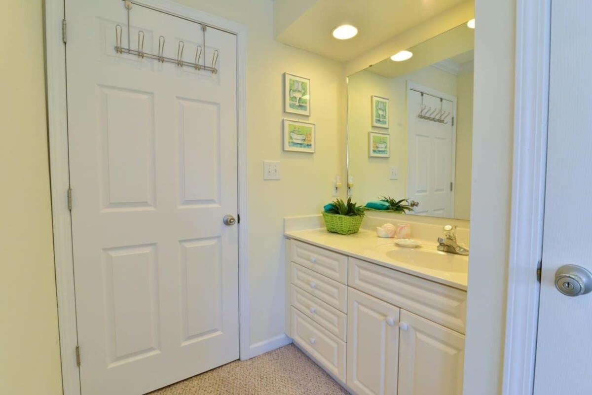 Holiday home Shorehaven Lakefront & Steps To W Pool And Grill *